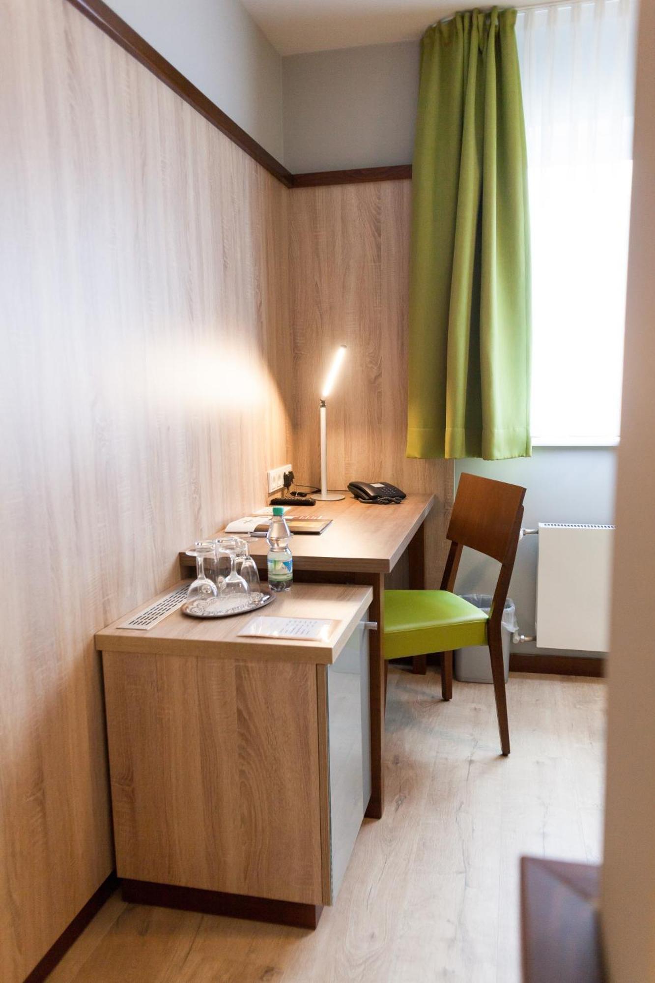 Hotel Restaurant Luedenbach โอเวอราธ ภายนอก รูปภาพ