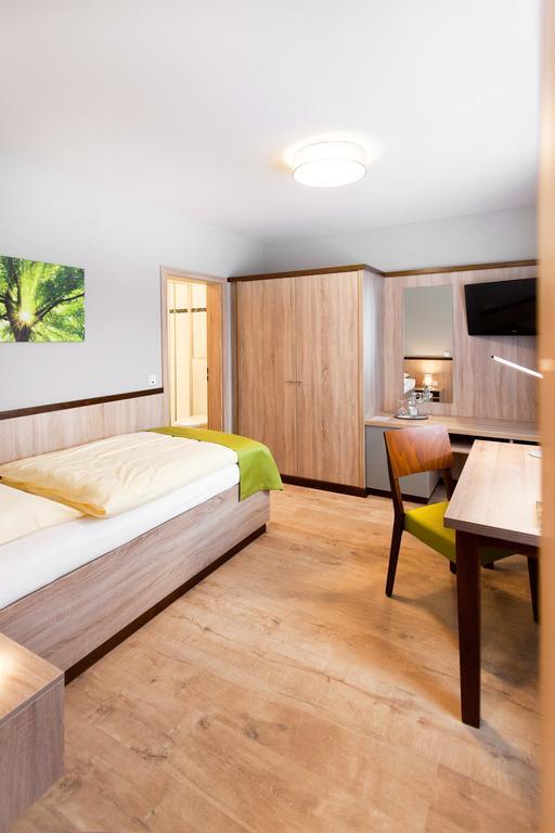 Hotel Restaurant Luedenbach โอเวอราธ ภายนอก รูปภาพ